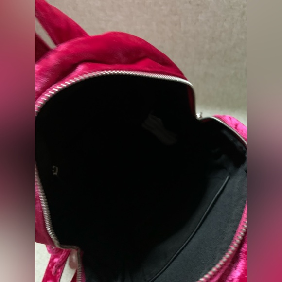 🎀Fuchsia backpack,velvet fabric. It is used, its condition is excellent.🎀#FORP - Picture 10 of 17
